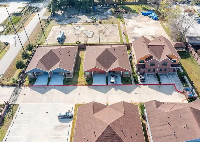 Elegant Home In Gated Community Houston